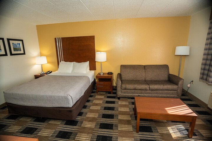 1 Queen Bed (10 of 13)