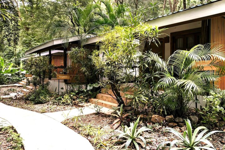 Makanas Beach Bungalows