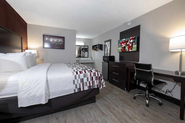 Deluxe King Bed (11 of 14)