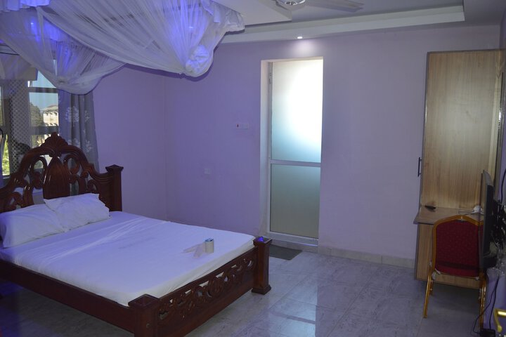 Room 3 of 32