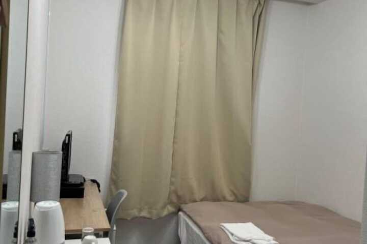 Room 16 of 33