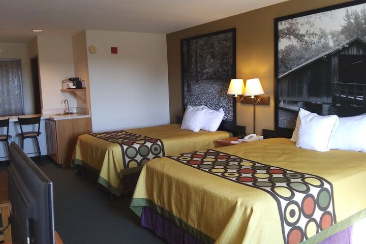 1 Queen Bed (12 of 35)