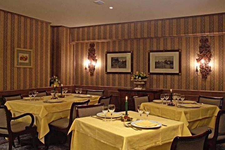 Dining 22 of 33