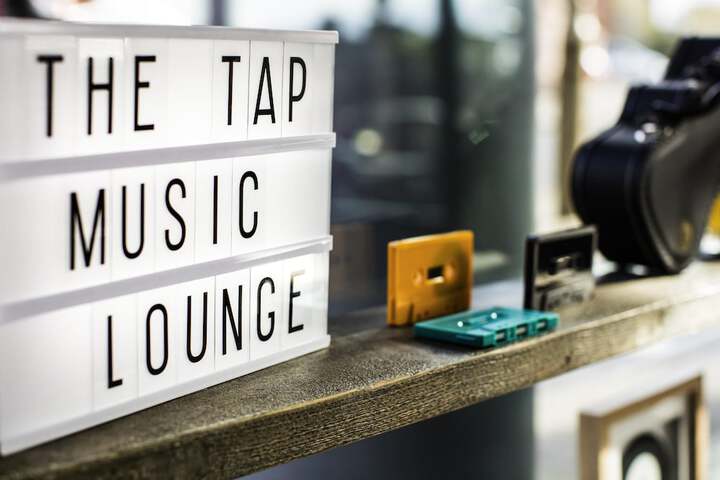 Lounge 75 of 99