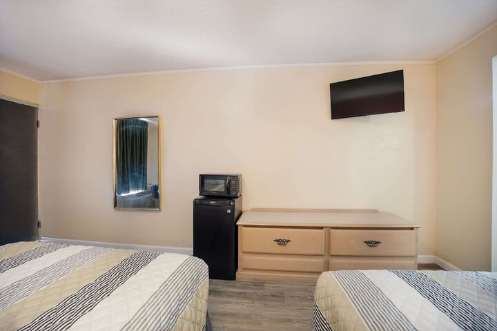 2 Double Beds (5 of 10)
