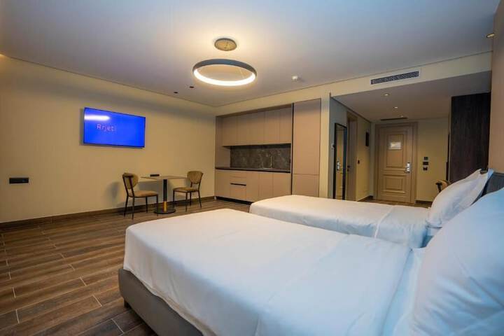 Room 35 of 77