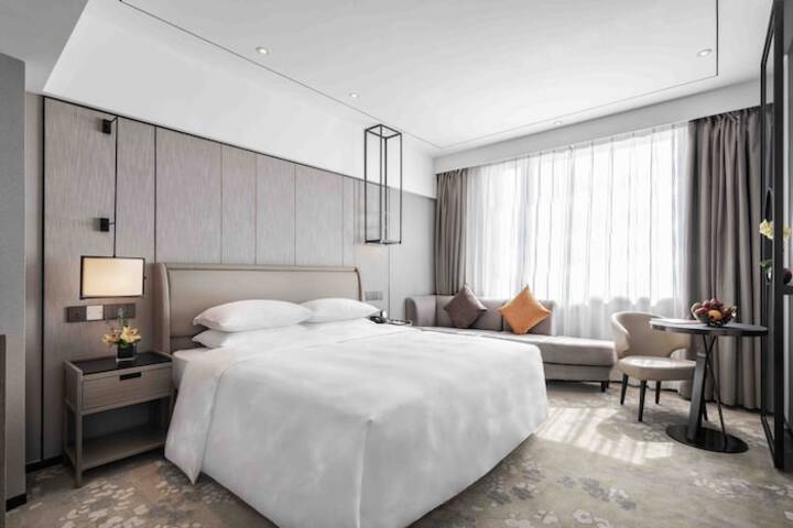 Room 8 of 82