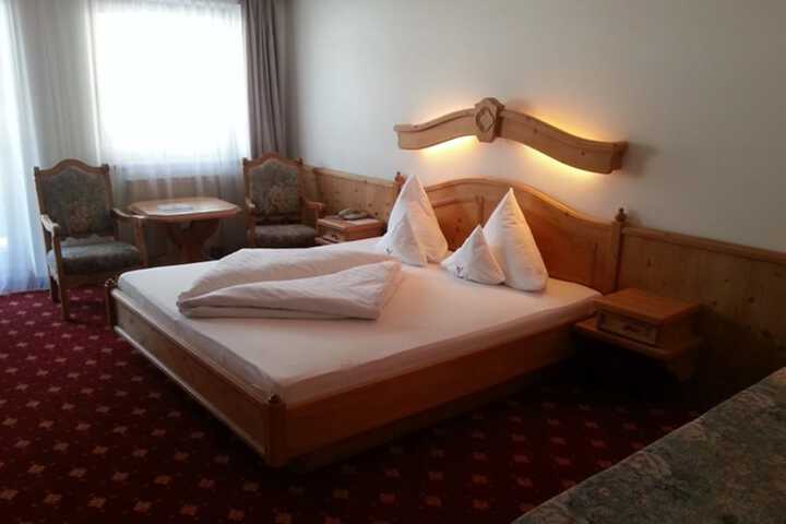 Room 9 of 32