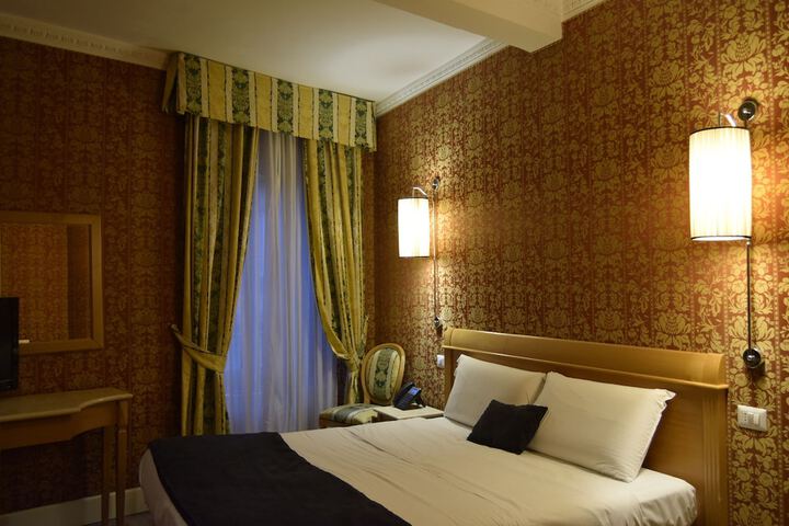 Room 9 of 30