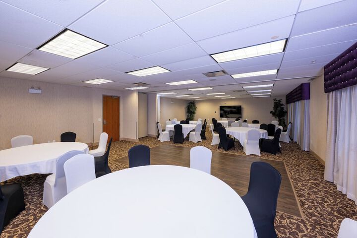 Ballroom/Hall 99 of 114
