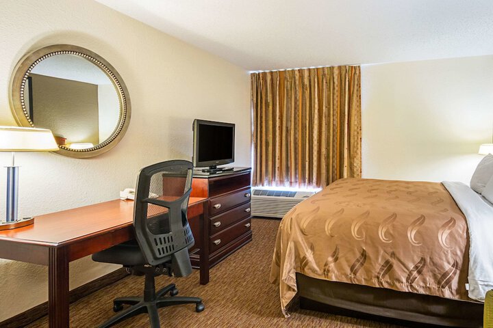 1 King Bed (4 of 9)