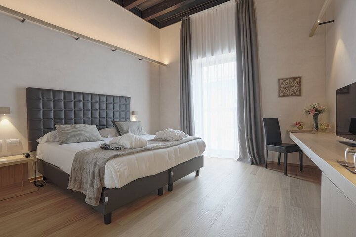 Room 7 of 32