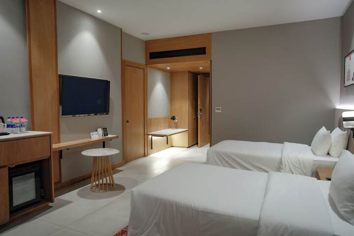 Room 27 of 81