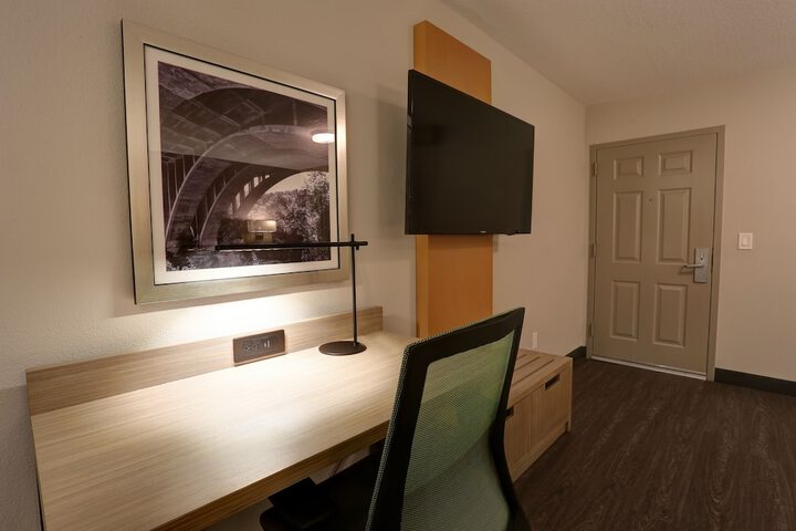 1 King Bed (3 of 9)