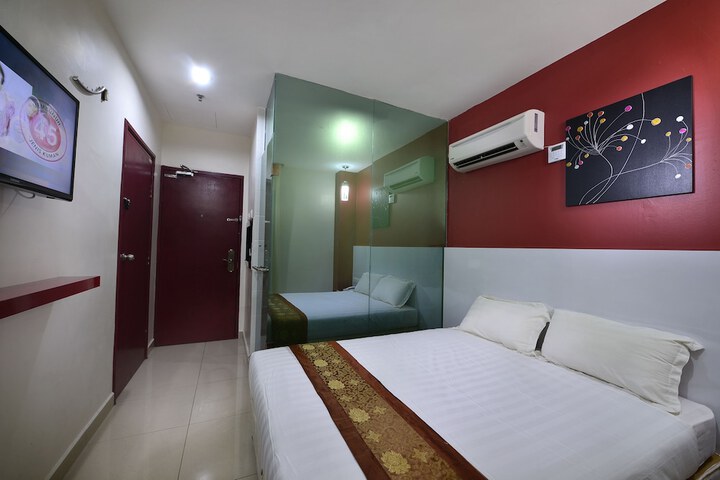 Room 12 of 32