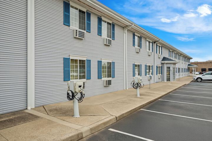 Electric vehicle charging station