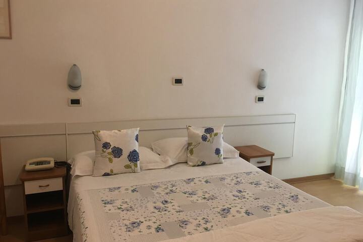 Room 28 of 62
