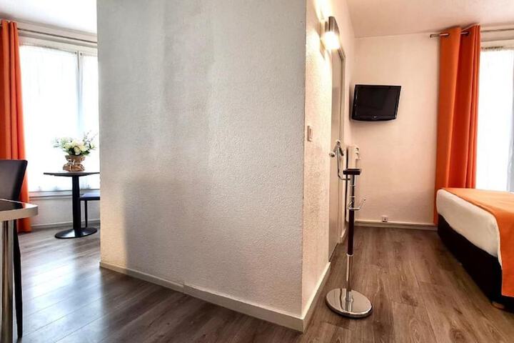 Room 25 of 47