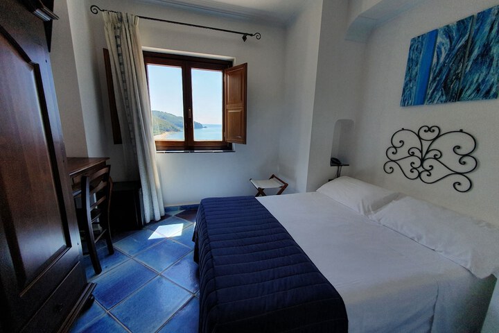 Room 6 of 38