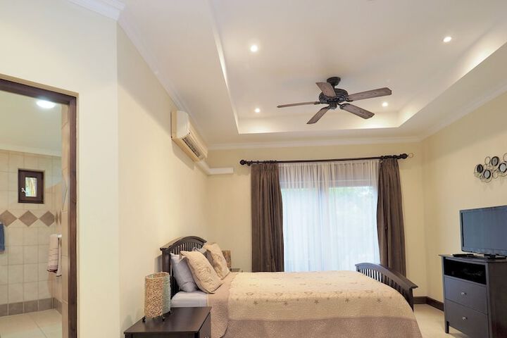 Room 3 of 138