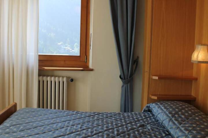 Room 11 of 48