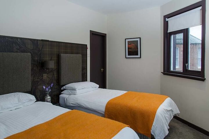 Room 8 of 34