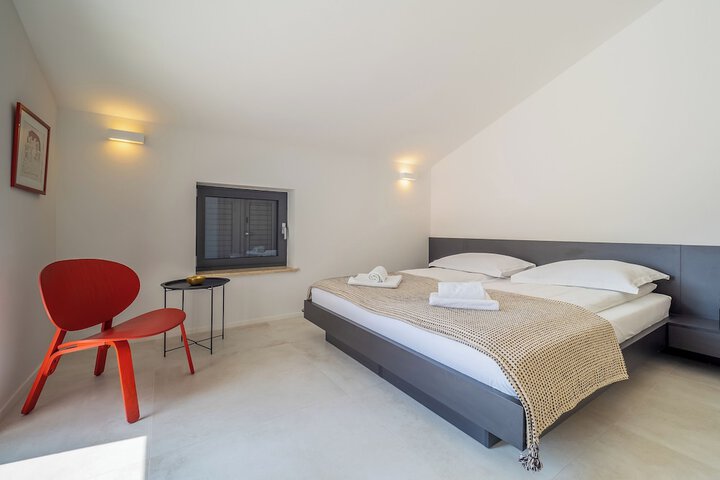 Room 5 of 34
