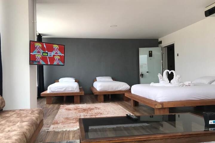 Room 4 of 18