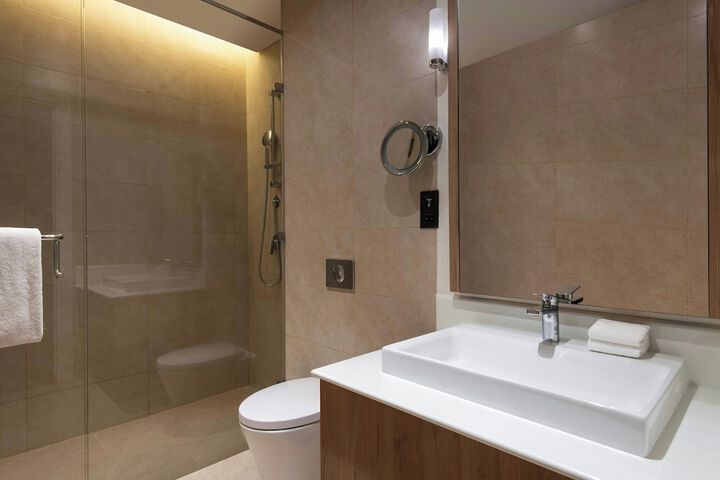 Room 25 of 102