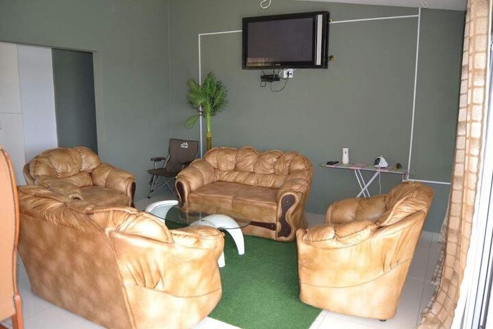 Room 6 of 9