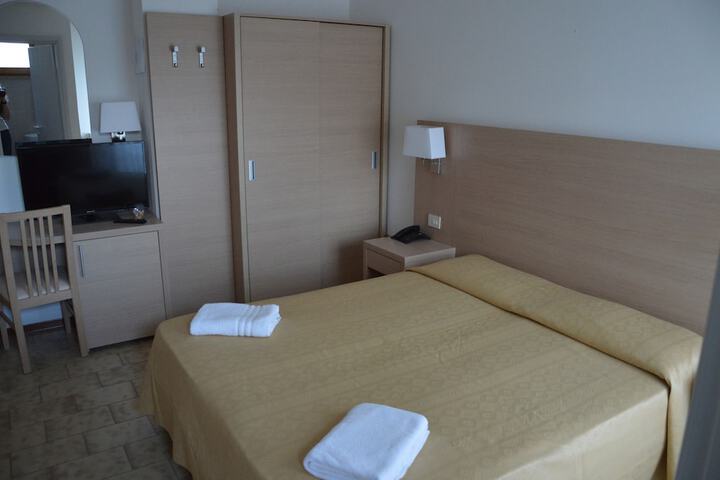Room 6 of 63