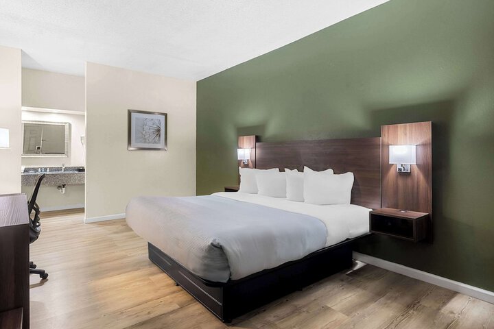 1 King Bed (2 of 14)