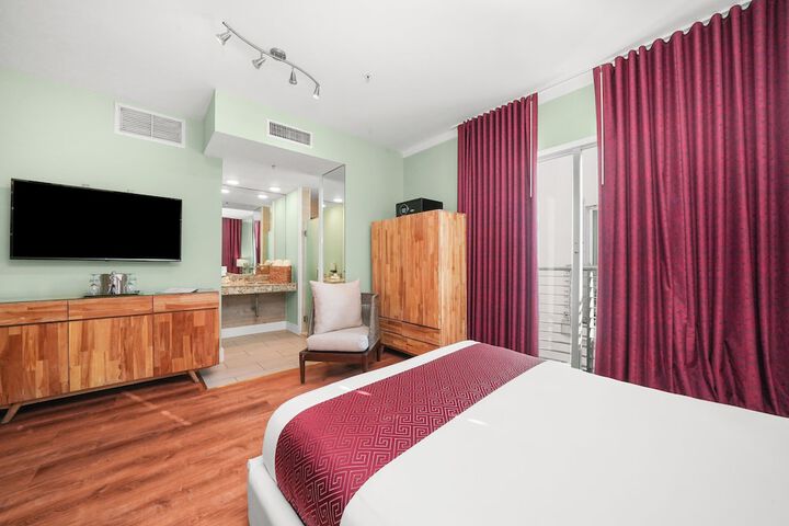 1 Queen Bed (7 of 8)