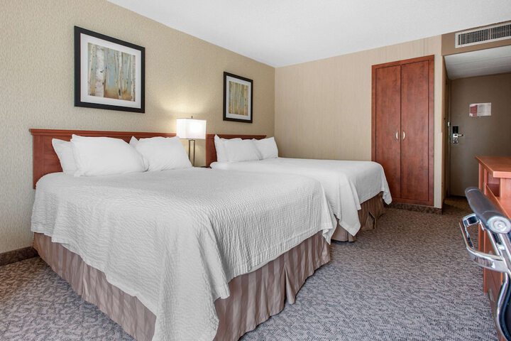 Clarion Hotel & Suites Brandon | Bookonline.com