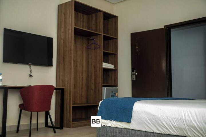 Room 9 of 32