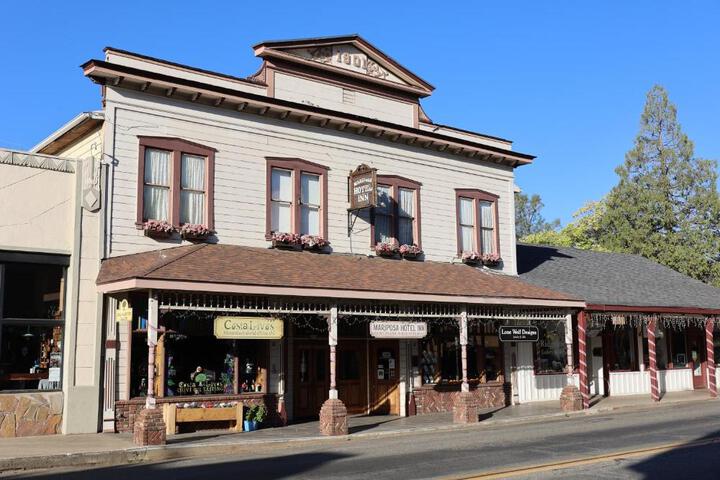 Exterior of Mariposa Hotel Inn
