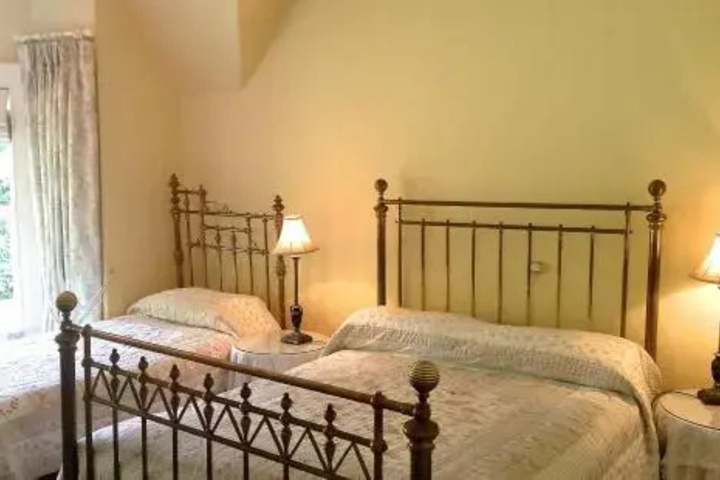 Room 6 of 12