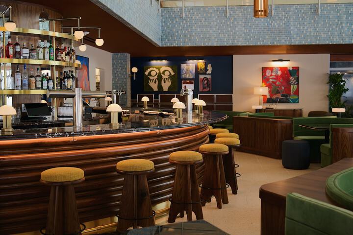 Lounge 60 of 72