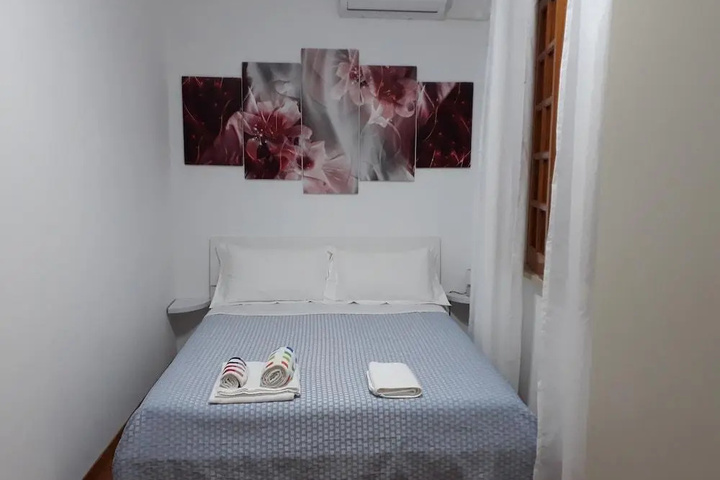 Room 2 of 10