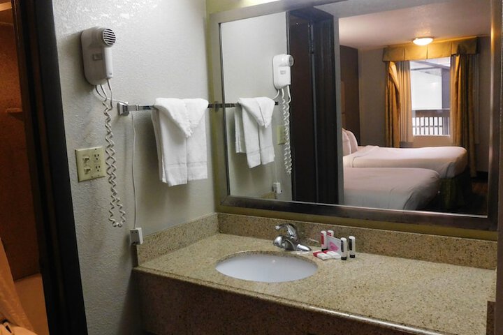2 Queen Beds Deluxe Room (40 of 41)