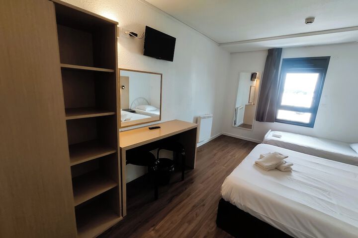 Room 2 of 28