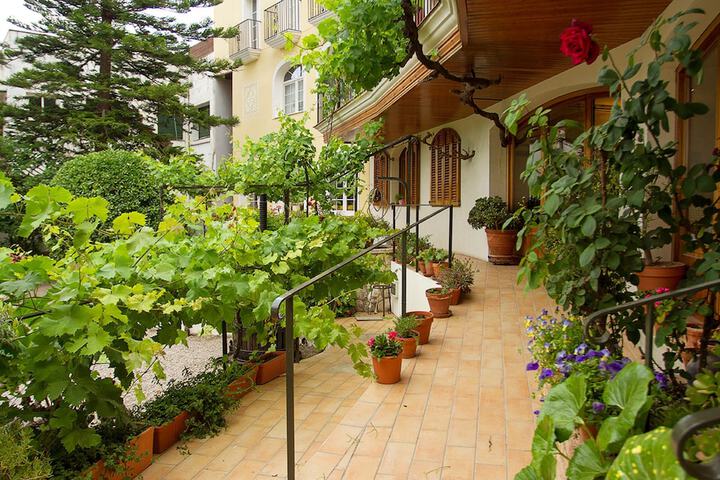 Hotel Exterior 64 of 72
