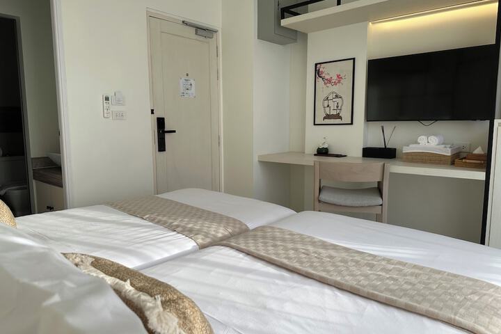 Room 7 of 33