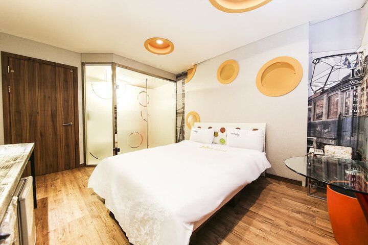 Room 3 of 49