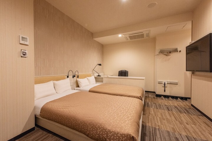 Room 11 of 38