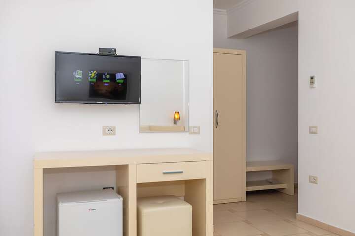 Room 14 of 100