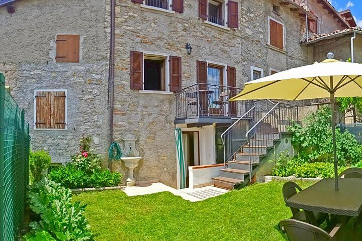 Casa del Borgo Pregasio Garden and view by Gardadomusmea