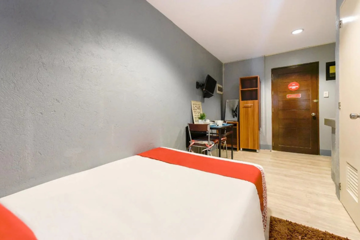 Room 6 of 12