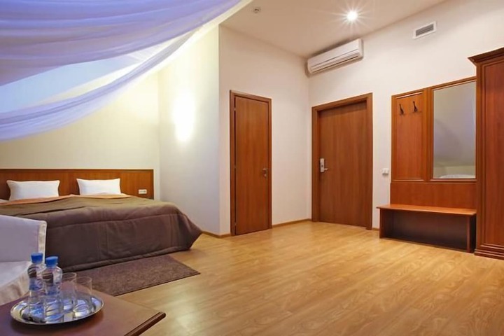 Room 9 of 25