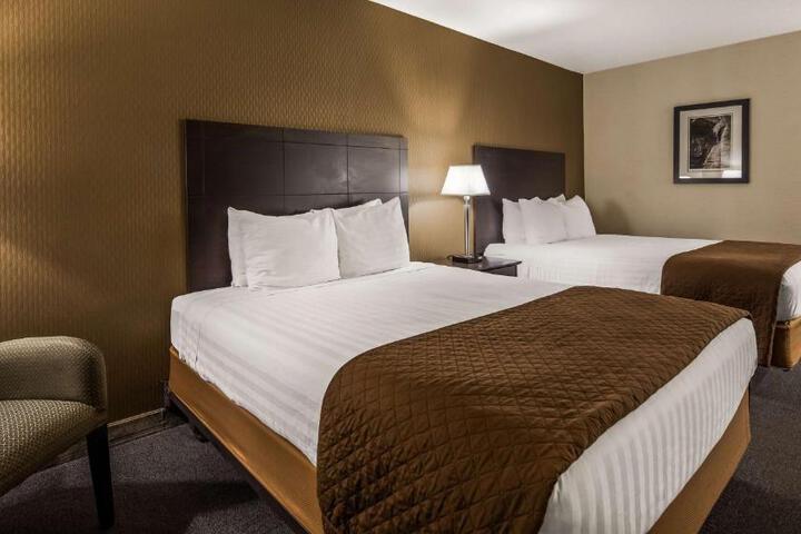 2 Queen Beds Microwave and Refrigerator WiFi Full Breakfast (7 of 7)